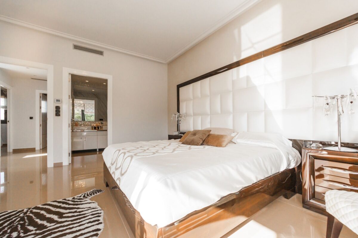 A nice clean de-personalized bedroom