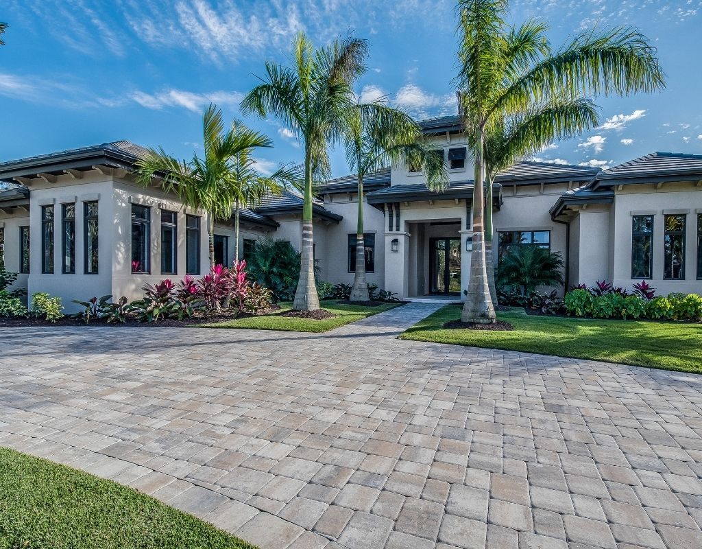 florida home with nice landscaping